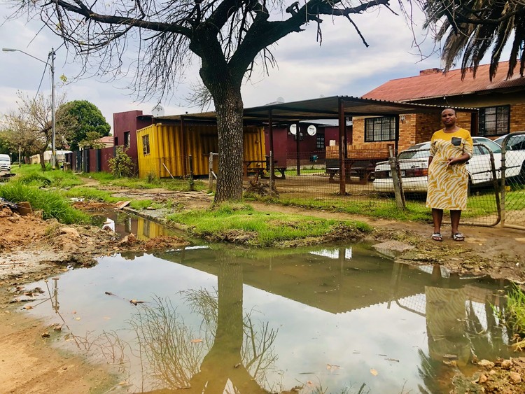 Elandsfontein drowning in sewage and buried by rubble